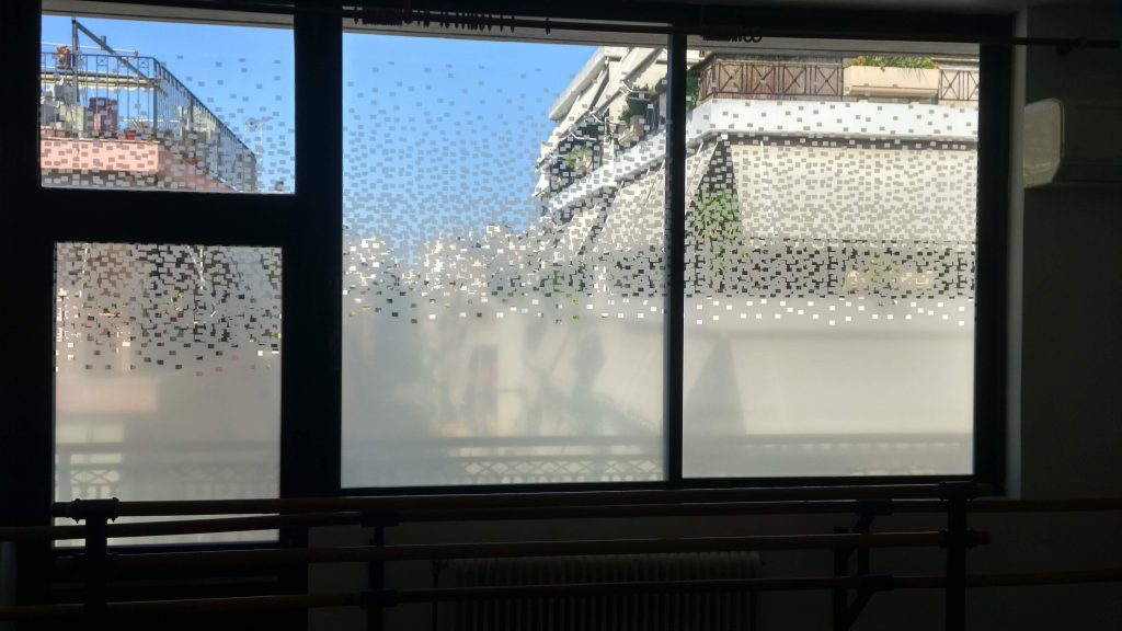 Παράθυρα με διακοσμητική μεμβράνη με σχέδιο δαντέλας